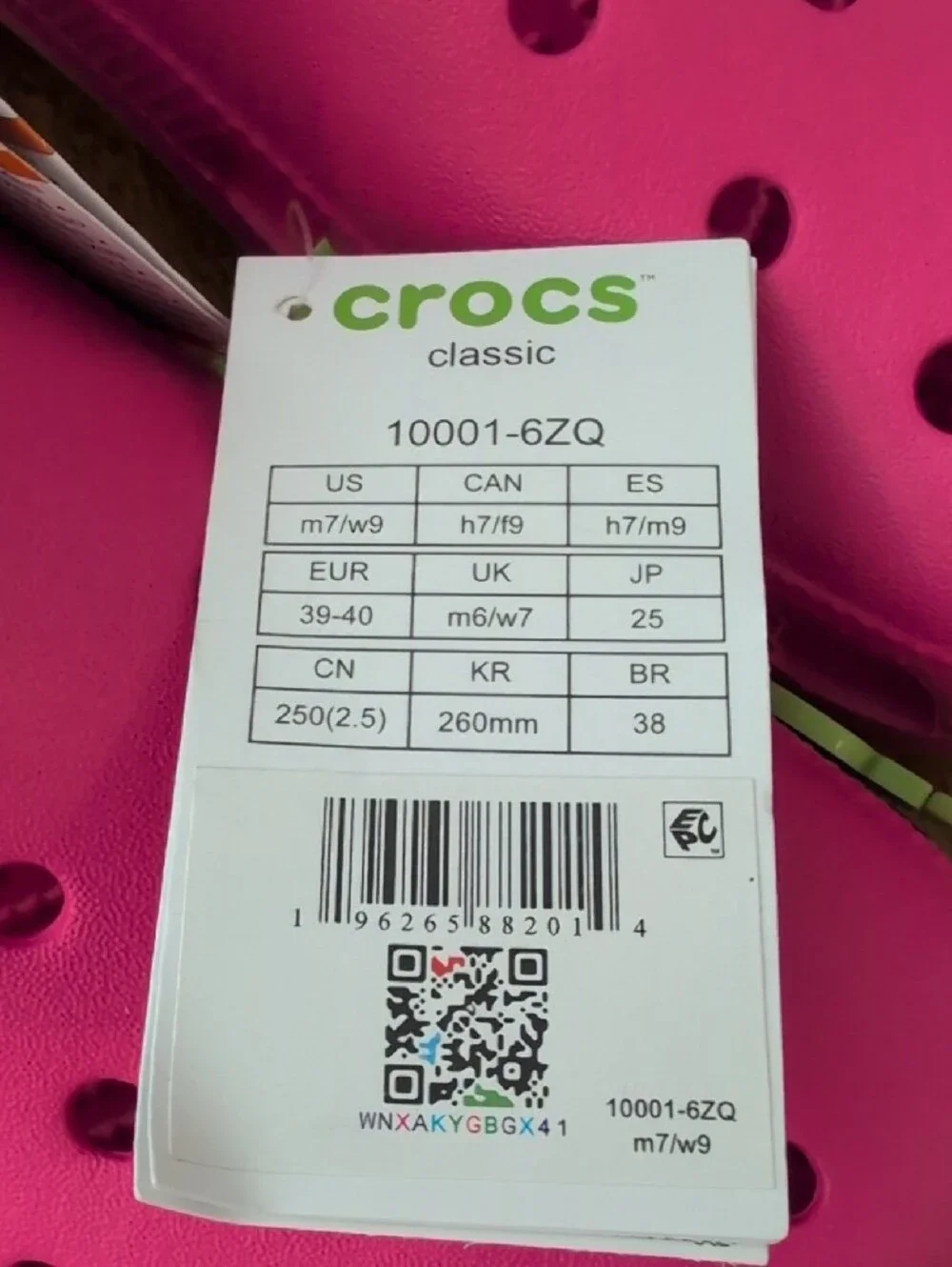 CROCS Classic Clog in Bright Pink/Dragonfruit